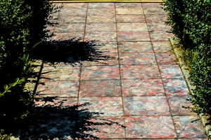 Тротуарна плитка в ландшафтному дизайні садової ділянки фото